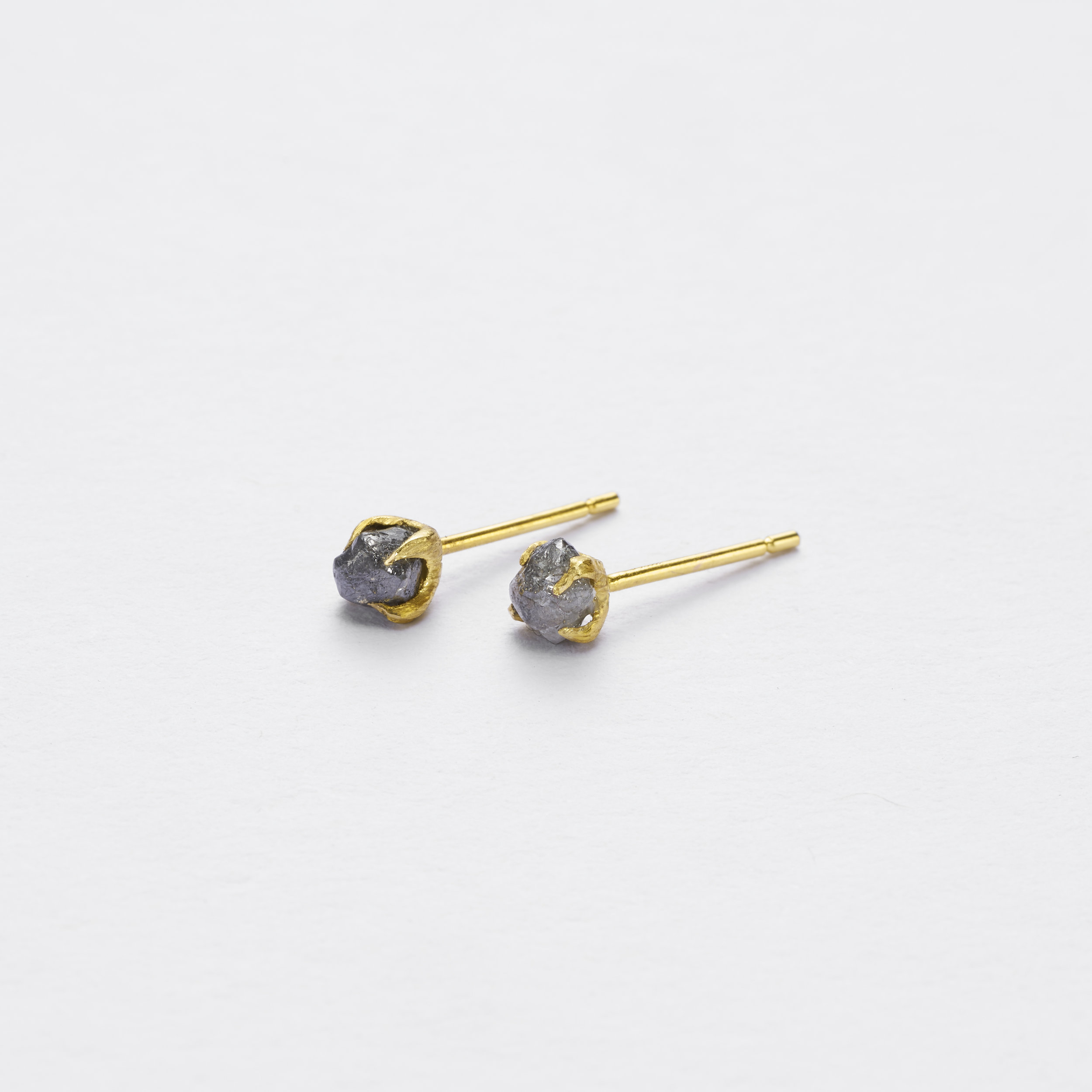 Gold rough diamond ear stud