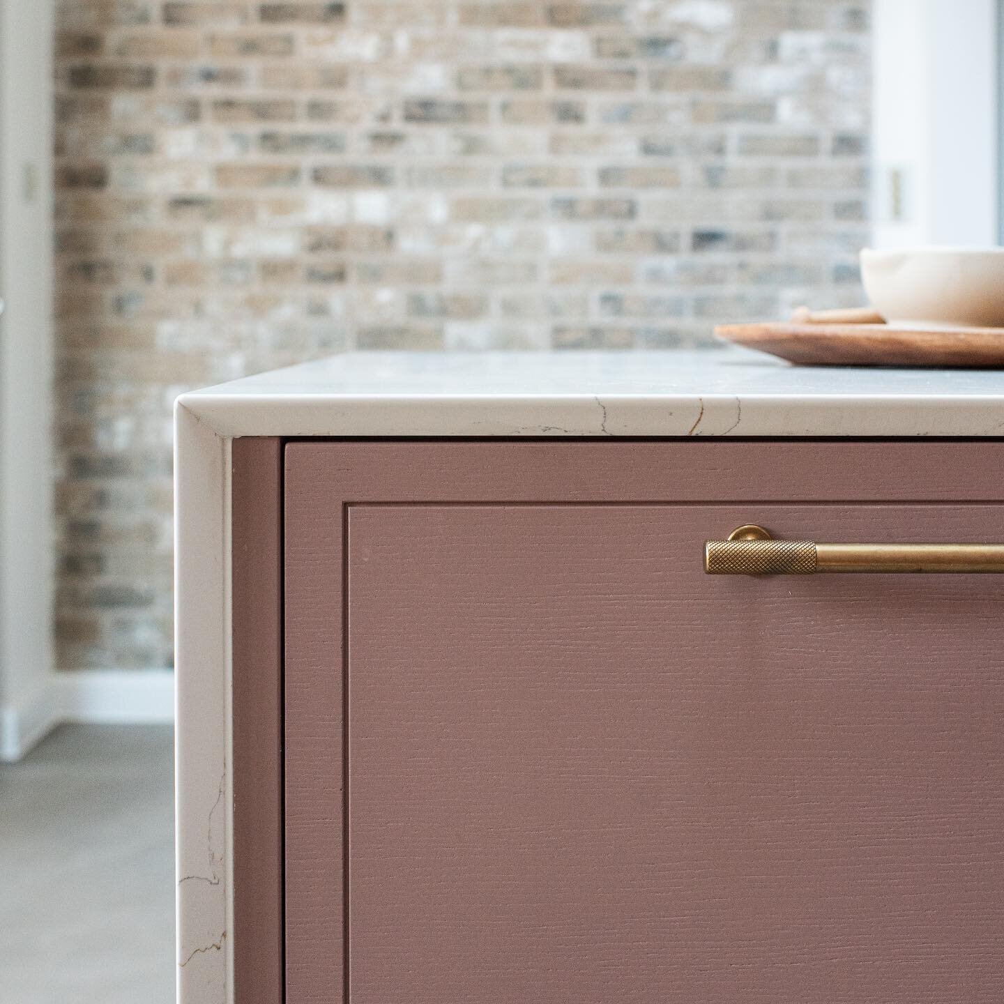 Kitchen island details //

This kitchen island is the focal point of this blush coloured kitchen, at the centre of the home of a young family. 

The kitchen was devised to be the place that family life could revolve around; a space for reconnecting w