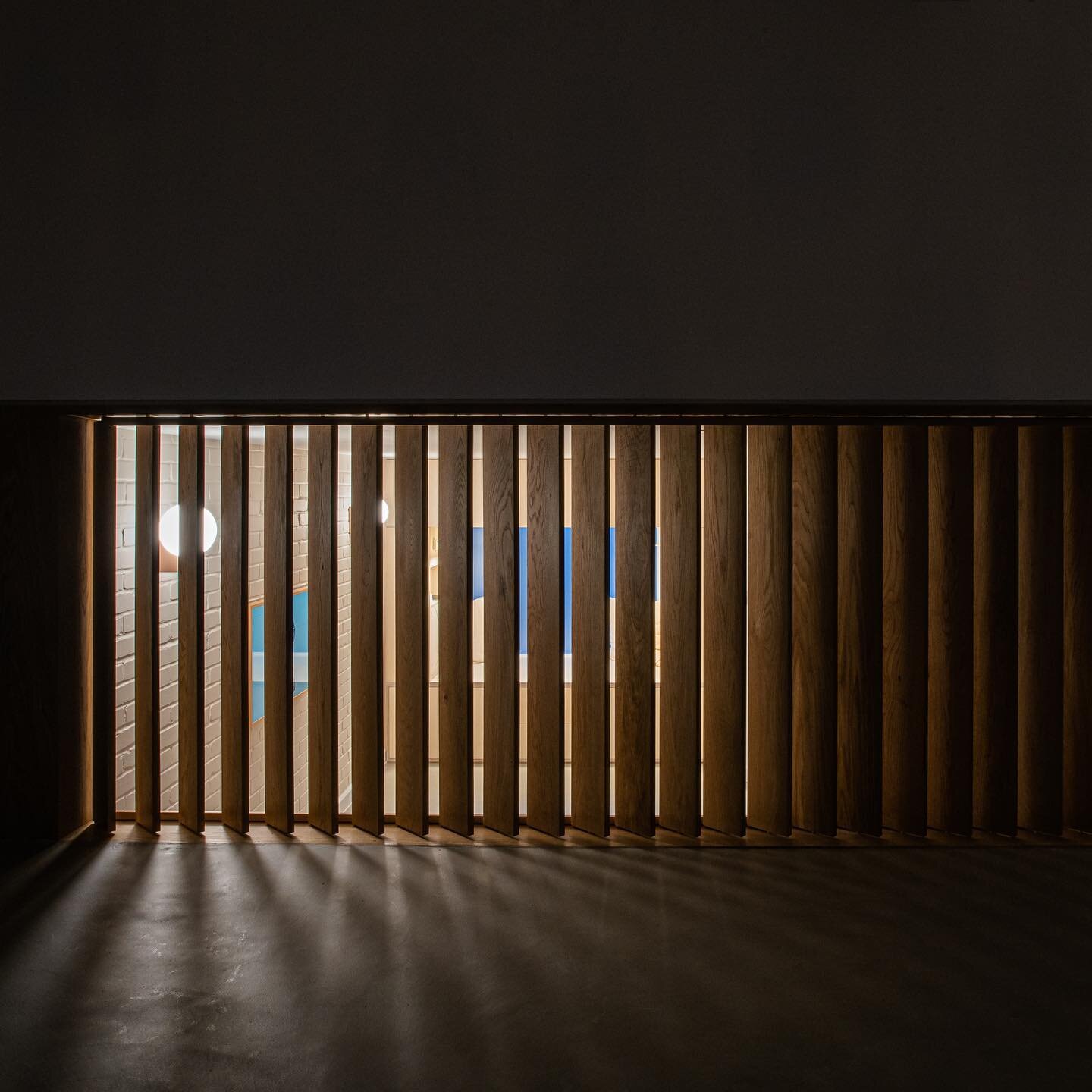 Kimber House //

Transitioning, site lines and connected spaces. Our solid oak, movable room divider works to elevate the spaces within this home, creating an adaptive and responsive environment.

Complimented by the use of polished concrete flooring