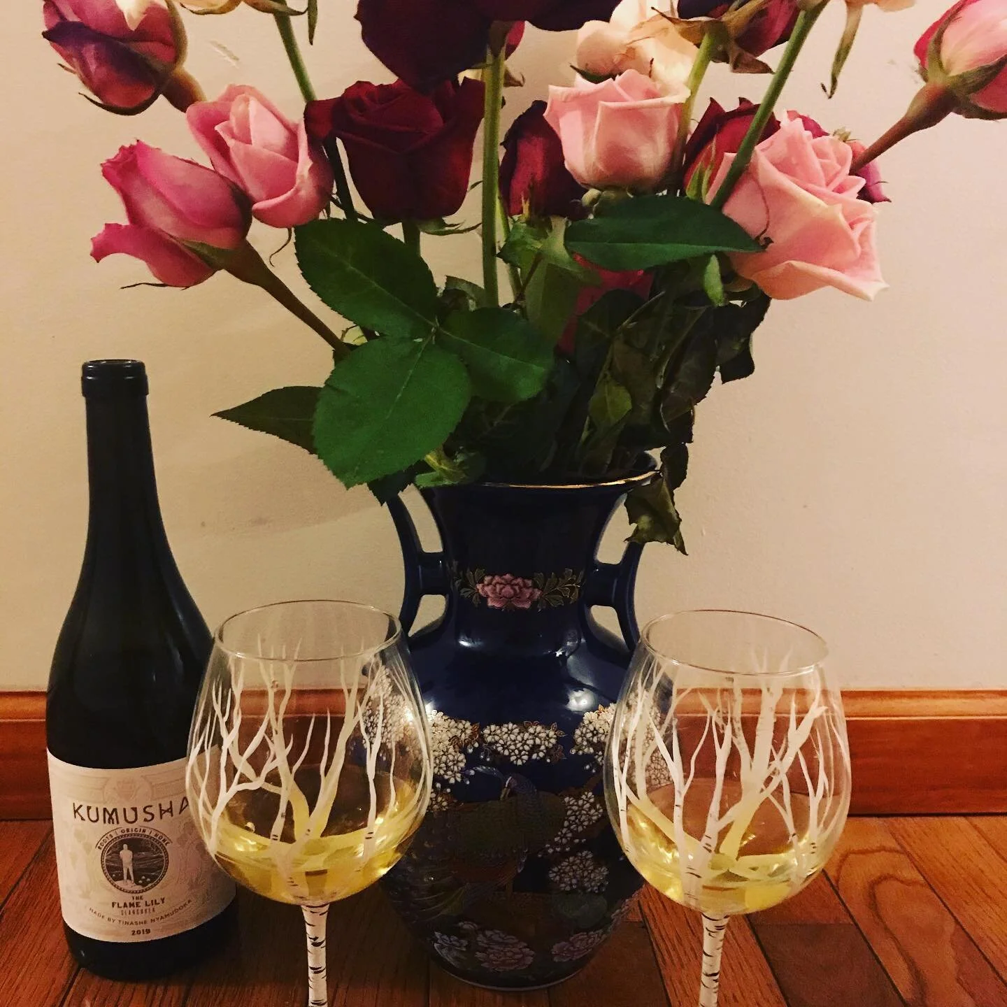 Having a romantic dinner with my fianc&eacute; 💛 Thanks to @vinsocial for letting us taste one of their awesome wines Kumusha. I&rsquo;ve never tried or even thought about trying South African wine (I tend to go for Spanish wines 🤣) but this is pre