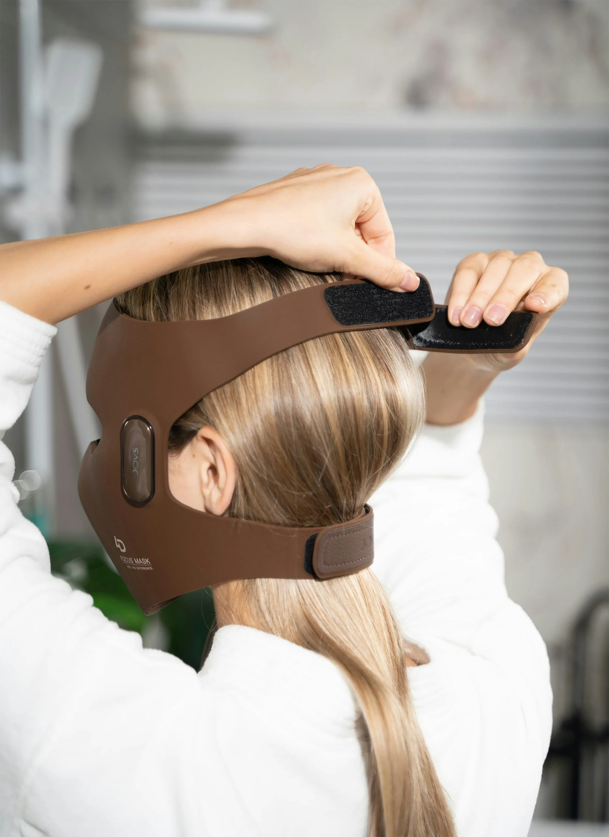 JOVS 4D Laser-Gesichtsmaske in Anwendung, rote Lichter für Hautstraffung, Anti-Aging.