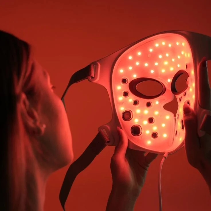 LED Gesichtsmaske Behandlung mit rotem Licht zur Hautverjüngung, Reduzierung von Falten und Verbesserung des Hautbildes