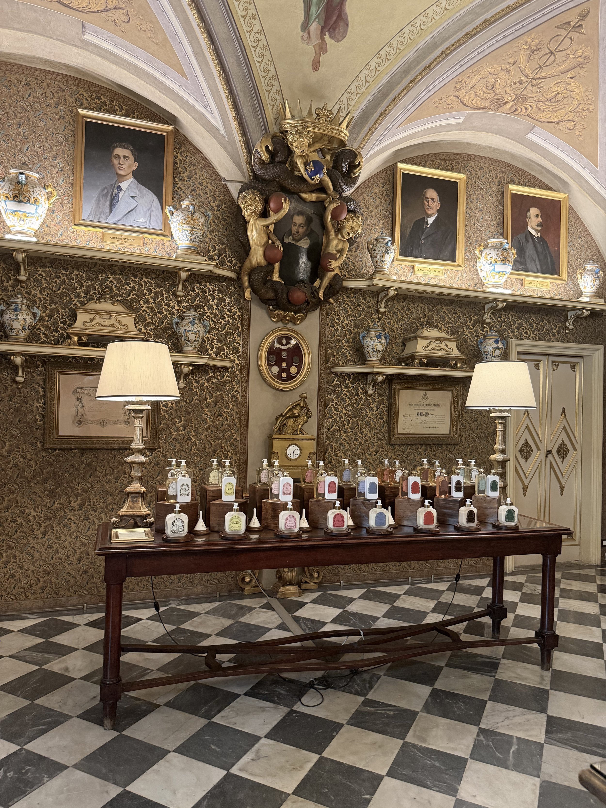 Apotheke Santa Maria Novella in Florenz – historisches Interieur der berühmten Officina Profumo-Farmaceutica mit luxuriösen Parfüms und Kosmetikprodukten.