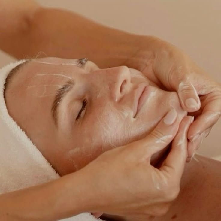 Microbiome Boost Facial Behandlung zur Unterstützung von Hautbalance und Glow
