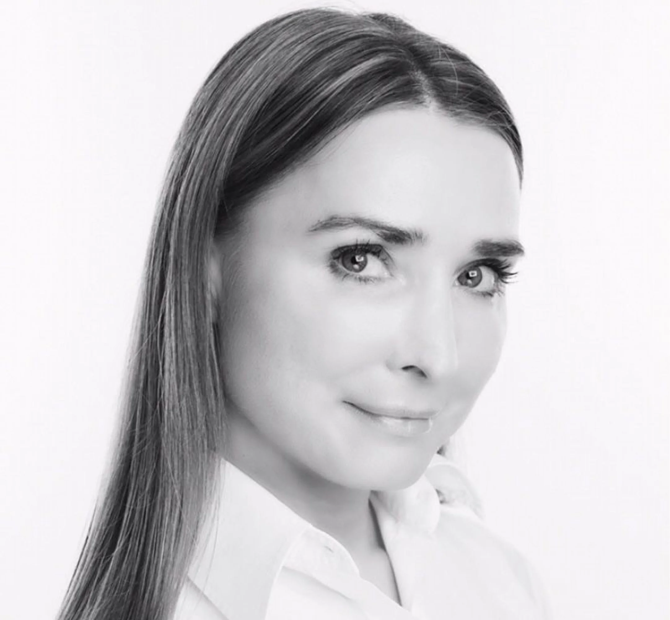 Kosmetikerin Elena Antonova aus Hamburg bei der professionellen Gesichtsbehandlung – spezialisiert auf Hydrafacial, Microneedling & Hautpflege.