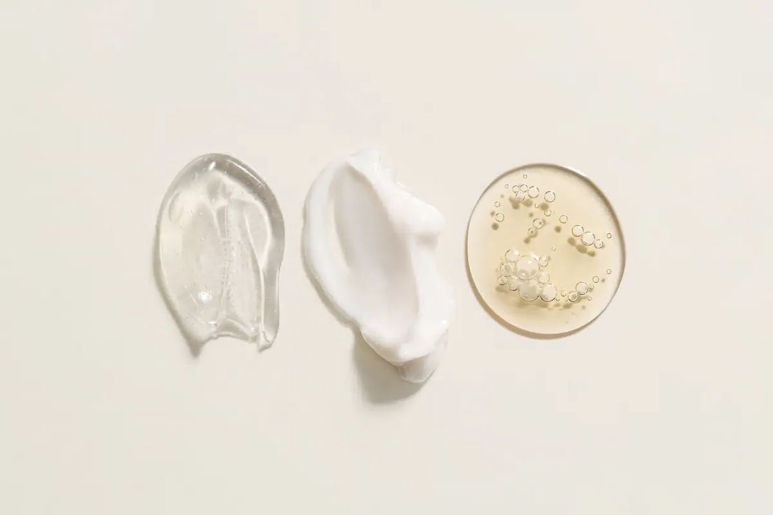 Darstellung verschiedener Retinol-Produkte mit unterschiedlichen Konzentrationen in Prozent, die die richtige Auswahl und Anwendung im Sommer sowie eine sichere Hautpflege verdeutlichen.