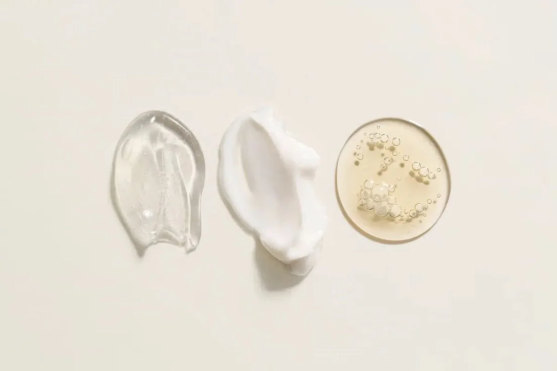 Gesichtsbehandlung Hamburg Anwendung von Seren und Pflegeprodukten für strahlende Haut