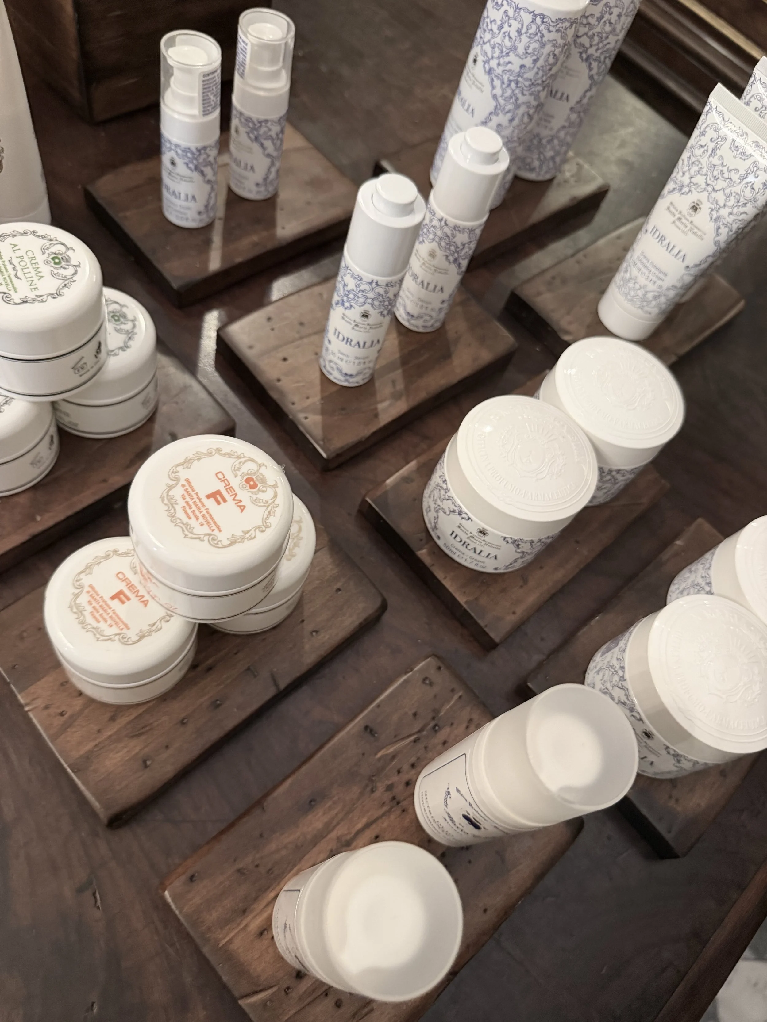 Skincare-Produkte von Santa Maria Novella aus Florenz – hochwertige Gesichtspflege mit traditionellen Rezepturen.
