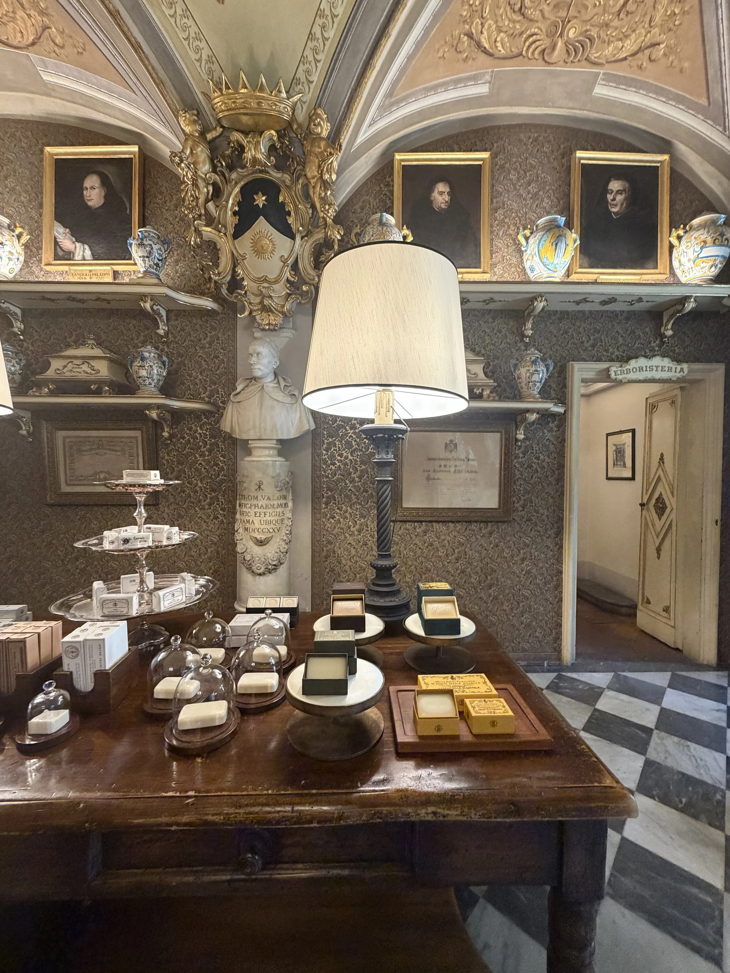 Santa Maria Novella Apotheke in Florenz mit eleganter historischer Innenausstattung und hochwertigen Duft- und Pflegeprodukten.