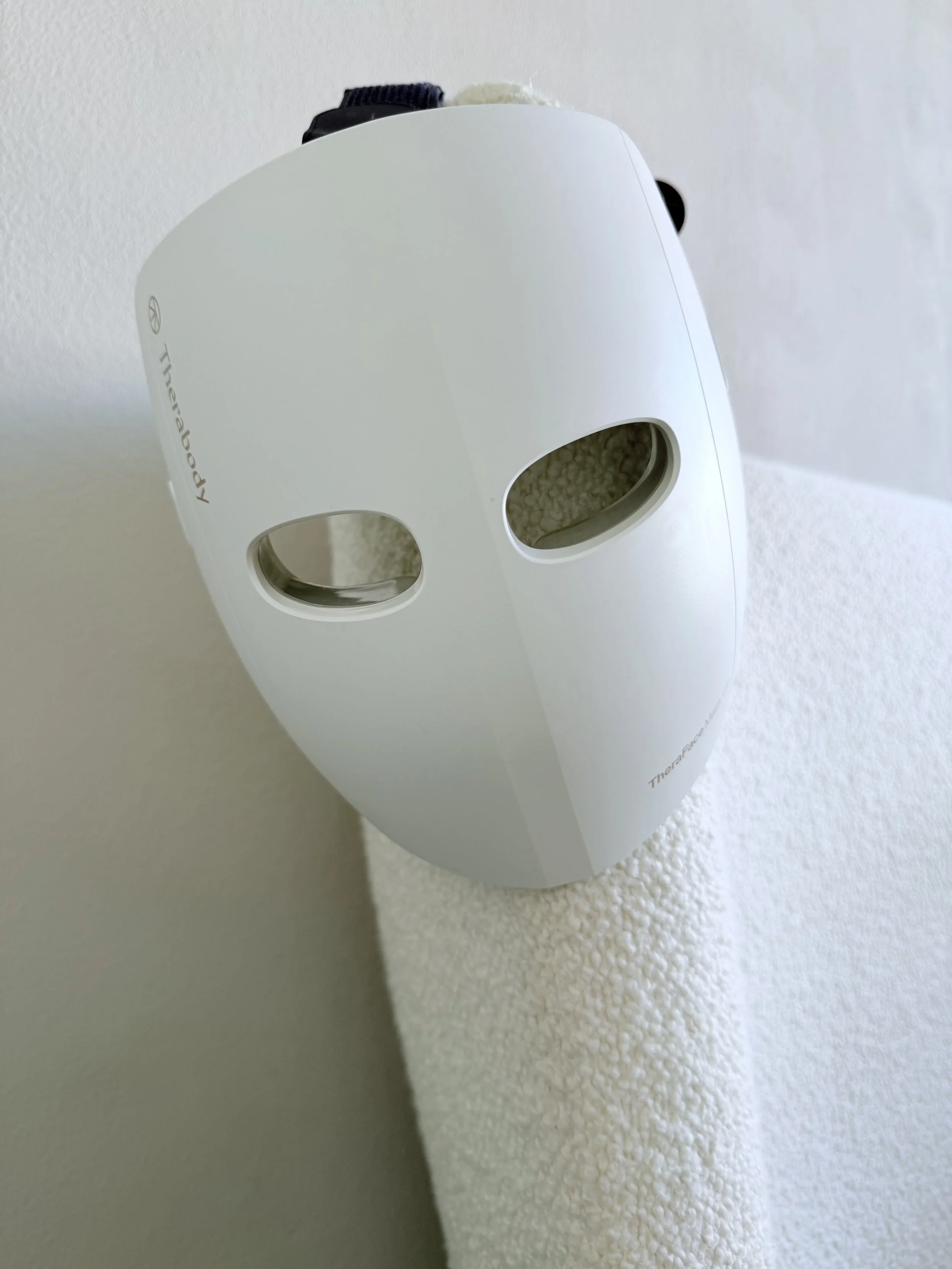 Therabody LED Gesichtsmaske Anwendung mit rotem Licht zur Hautverjüngung und Reduzierung von Falten