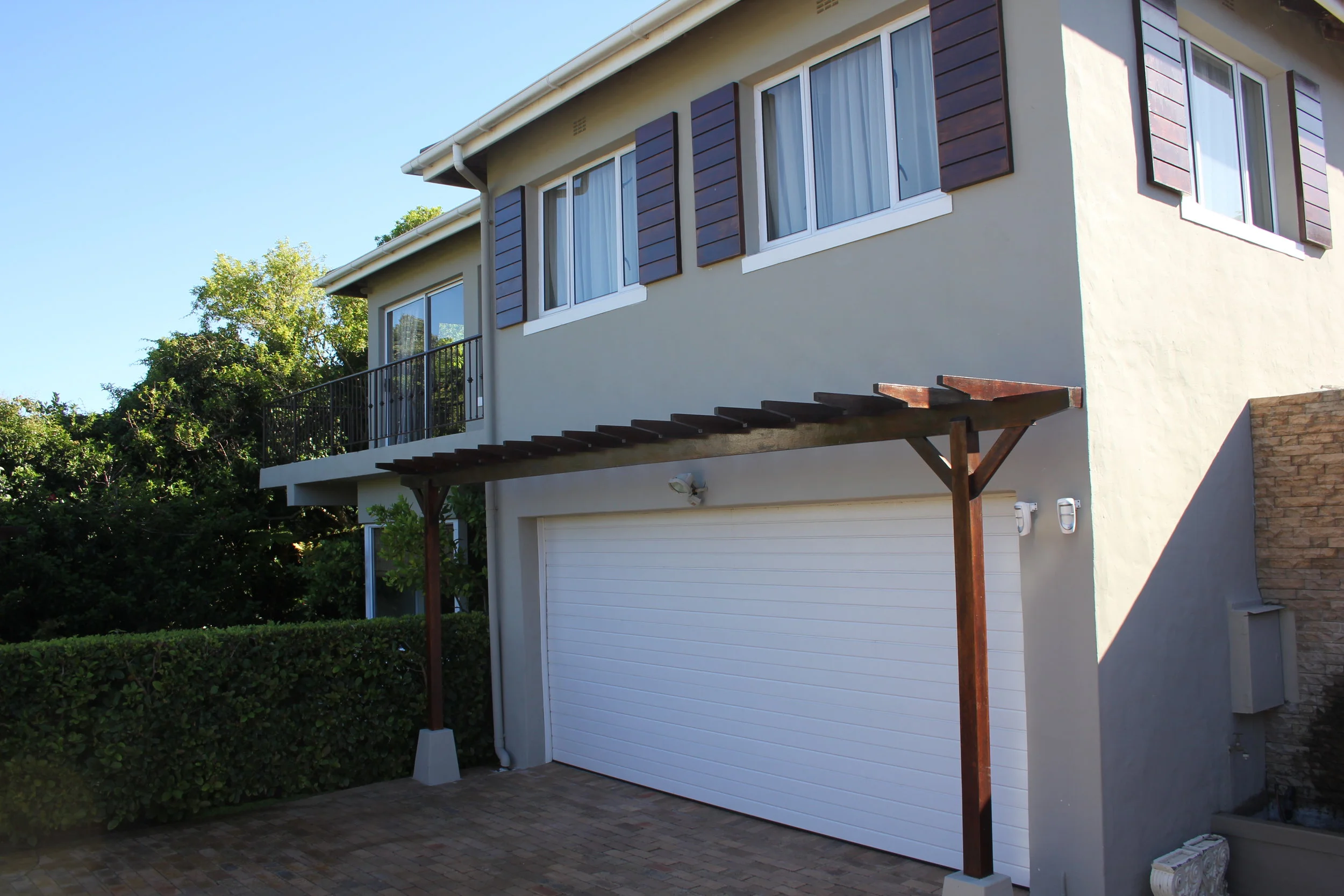 GARAGE SIDE HOUSE.JPG