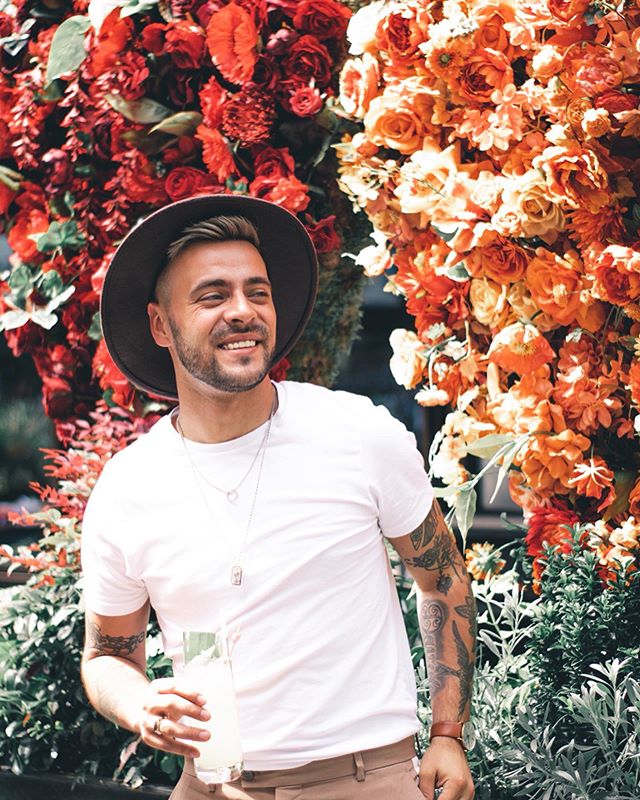 [Gifted experience] If you miss out yesterday I had the opportunity to try out the @ivysohobrass in Soho, they have a selection of cocktails only for pride that are amazing 🍷, and I had a couple of nibbles as well. Scroll and see all of it ➡️The loo