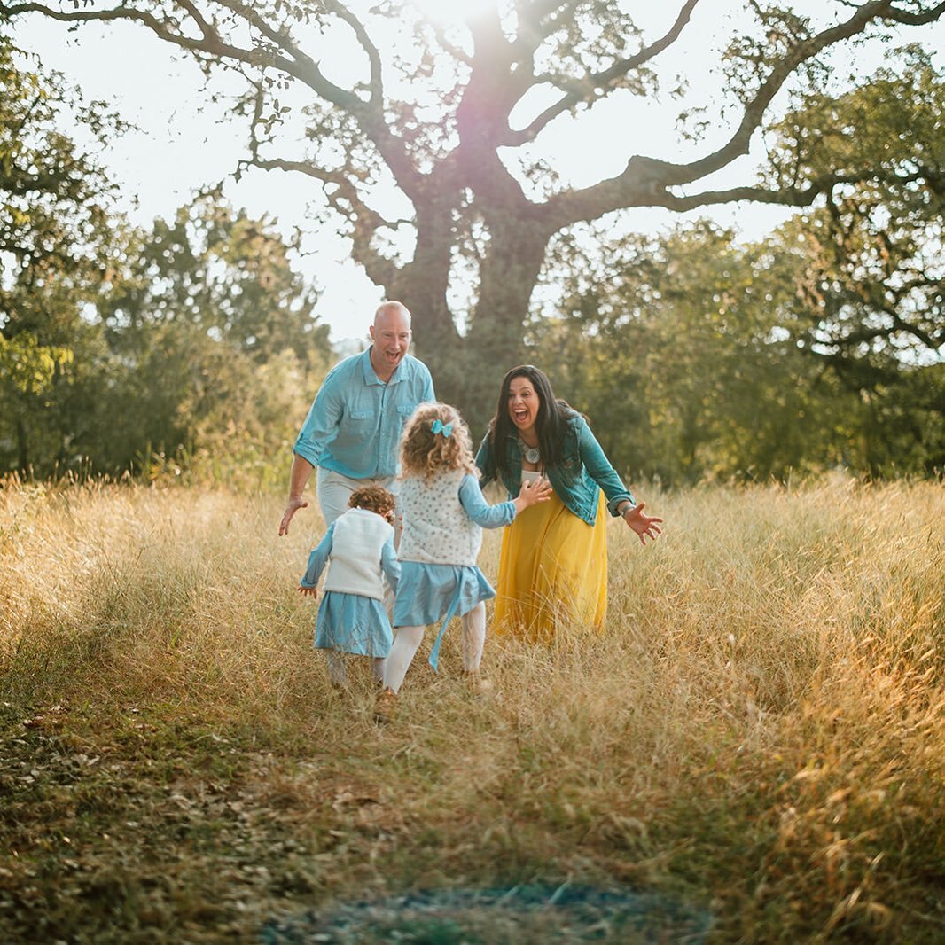 I can't wait to share these amazing family photos with you all! 📸 Our shoot was an absolute blast and we captured so many candid moments of pure joy. If you're looking for a talented photographer to capture your family's special moments, follow alon