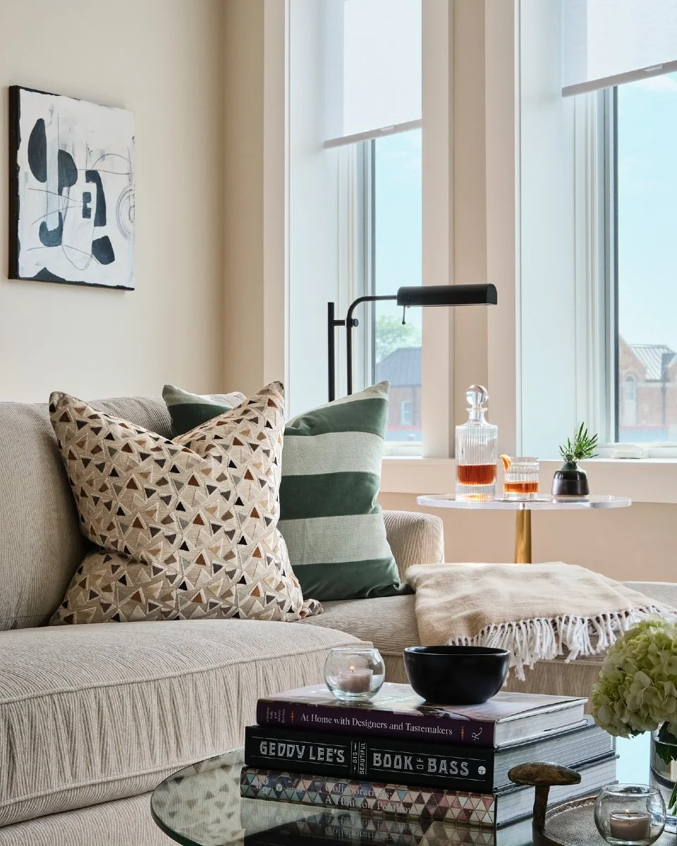 A soft place to land, a quiet place to wake.
Morning light filters through these windows, settling on linen sheets that hold the warmth of rest. By afternoon, a cocktail glass shimmers in the sun. Fresh florals offer a quiet welcome from their perch