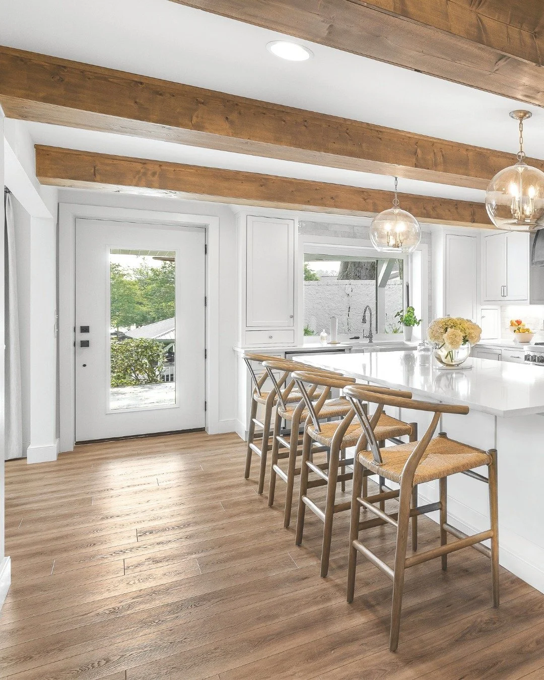 A kitchen can look beautiful and still be frustrating to live in.

Not enough seating. Poor lighting. Finishes that feel cold. Trends that date quickly. Work zones that look beautiful but don&rsquo;t function well.

The design of this kitchen renovat