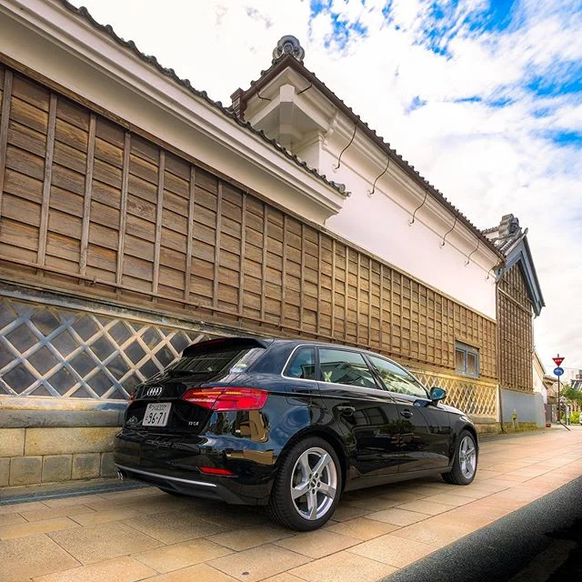 Audi A3 Sportbackの上質な個性は、こだわりから生まれています。高い製造技術によって実現されたシャープなプレスラインは、作りの良さや存在感を持っており、完璧に計算されたボディラインが、洗練された上質感や機能美を生み出しています。シングルフレームグリルを核としたフロントマスクから、日本刀のような力強さを刻んだサイドビュー、LEDテクノロジーを搭載した鮮やかなテールライト*が印象的な後ろ姿にいたるまで、革新的なAudiの姿勢や高い技術が息づいています。
（＊LEDテールライトはオプショ