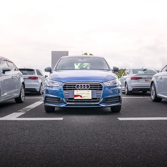 【AAA: 認定中古車ご紹介】 
今日ご紹介するのは、A1 sportback 1.0 TFSI  convenience packageです。初年度登録は昨年1月。また走行距離も14,000kmで、新品に近い一台です。色は鮮やかなユートピアブルーでルーフカラーはフロレットシルバー。ツートーンになっているのもオシャレですね！コンビニエンスパッケージとして、デラックスオートマチックエアコンディショナー、アドバンストキー、アウディパーキングシステム、リヤビューカメラが付随しているのも嬉しいところ。価