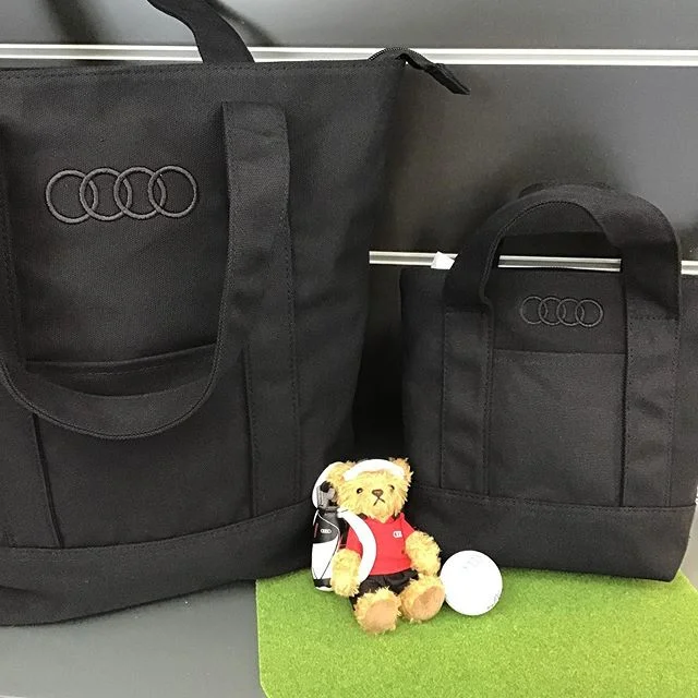 Audi水戸です🇩🇪✨
Audi水戸で入荷するたびにに売れてしまう人気の２品をご紹介いたします👩&zwj;💻👩&zwj;💻❤️
・
まずはAudi キャンバストートＳサイズとＭサイズ🌈
・
使い勝手がいいので、サイズ違いで２つお求めいただくお客様も多いようです😊😊弊社のスタッフも所持率ナンバーワンの一品です❤️
・
２つ目はサムソナイトトロリー✨
・
こちらもS.M.Lのサイズ展開でご用意しております！
・
とっても軽いので持ち運びがとっても楽💫
・
何と言ってもサムソナイト