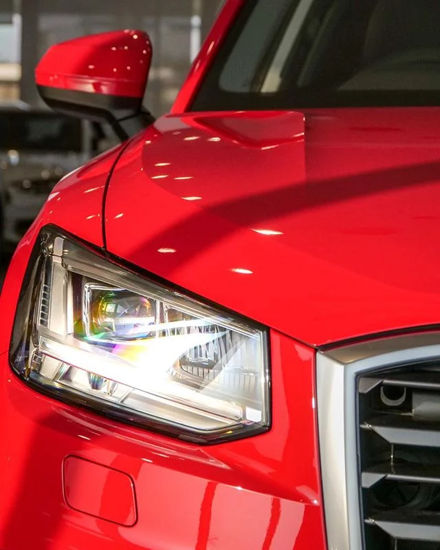 ひと目でAudiとわかるスタイリングでありながら、Q2はこれまでのAudiデザインとは一線を画すポリゴンデザインコンセプトを採用しました。シングルフレームグリルから大きなルーフスポイラーのテールエンドまで、複雑な面の組み合わせで生まれた直線や曲線によって、コンパクトなサイズながら斬新で存在感のあるエクステリアに仕上げました。
全長4,200mm、全幅1,795mmというAudiのSUV史上最もコンパクトなボディを持つAudi Q2ですが、考え抜かれた設計によって、快適かつ十分な室内空間となってい