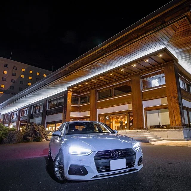 A5は前モデルのクーペデザインを継承しつつ、特徴的なルーフラインを採用、ロングノーズ/ ショートデッキを意識したボディラインがハンサムな一台です。
フロント周りでは、上下に薄く、左右に広げられたシングルフレームグリルと、グリルより少し上に配されたヘッドライトの位置により、ワイド感・精悍でスポーティーなイメージを作り出しています。
そのドライブ感覚は、と言うと、スポーティーな走りの実現と高機能な最新システム、上質な室内空間で運転者だけでなくすべての同乗者をもてなすエレガントさを兼ね備えています。
