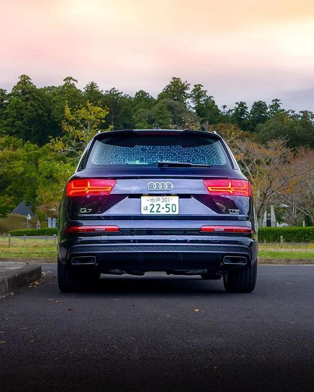 躍動感と現代的なエッジの効いたスタイリングが印象的なラグジュリアスなSUV、Q7。
モデルラインナップには、3リッターV6（245kW、440Nm）搭載のQ7 3.0TFSIクワトロと、2リッター4気筒（185kW、370Nm）の2.0TFSIクワトロがあります。
全長が短くなり全幅がスリムになった一方で、室内スペースは拡大しており、前モデル以上に優れた室内空間をお楽しみいただけます。また、オプションで3列目シートを備えた7人乗り仕様にすることもできるため、大人数でのお出かけにも適しています。７