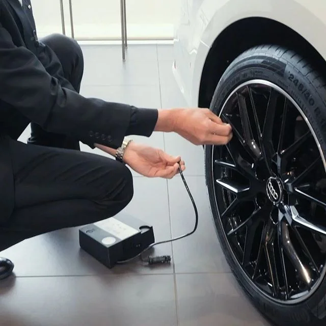 もし運転中に突然タイヤがパンクしていることに気づいたら、皆さんはどうされますか？
実はアウディの車には、急なパンクに対応できる簡易な応急処置セットが備え付けられているのです。今日は、実際にどのようにタイヤのパンクの応急処置をするのかを動画にしてみました。
いざとなると、パニックになってしまいそうですが、これを見ておけばちょっと安心かもしれません？！
常備されている内容・場所は車種・年式によって異なりますので、ぜひ実際にご自分の愛車にどのようなセットが常備されているのかをご確認ください。