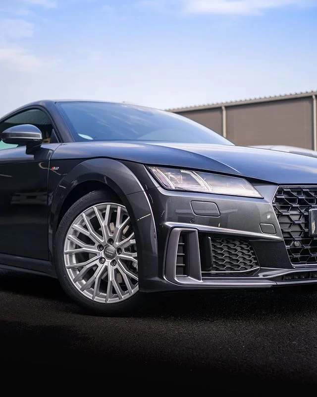 キリッと引き締まったバンパーに躍動感あふれるサイドスカート。新登場のAudi TT Coup&eacute;には、これまではS lineだけに搭載されていたスポーティなエアロパーツが標準で備わっています。従来の水平基調のデザインから、マットブラックの立体的なハニカムメッシュとなったシングルフレームグリルも、スポーツカーならではの力強さに磨きをかけています。エンジンには、力強さと高効率を両立させた2.0ℓTFSI&reg;エンジンを搭載しています。迅速なギアチェンジを行うSトロニックトランスミッシ
