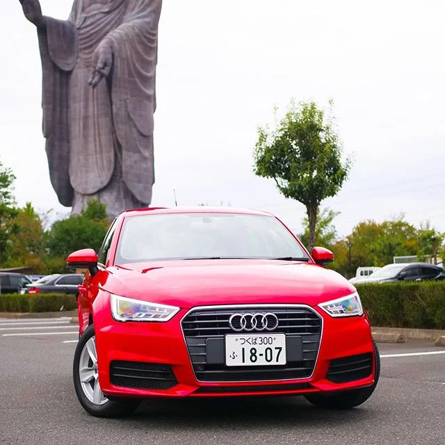最もコンパクトなモデルであるAudi A1にも、「走る、曲がる、止まる」という自動車の基本性能を追求するAudiらしさが凝縮されています。設計段階から精密に計算されたエンジンやトランスミッション、アクセル、ブレーキなど、その精巧さは、乗り心地やステアリングフィールといった感覚的な部分にまで詰め込まれています。
扱いやすいエンジン特性と、コンパクトボディならではの機動性を合わせ持つ一台、ぜひアウディつくばでおためしください。