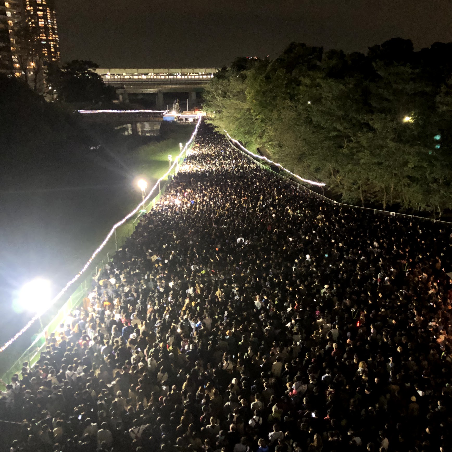 This congested exit from the paid-area for viewing Tamagawa fireworks is literally my nightmare.