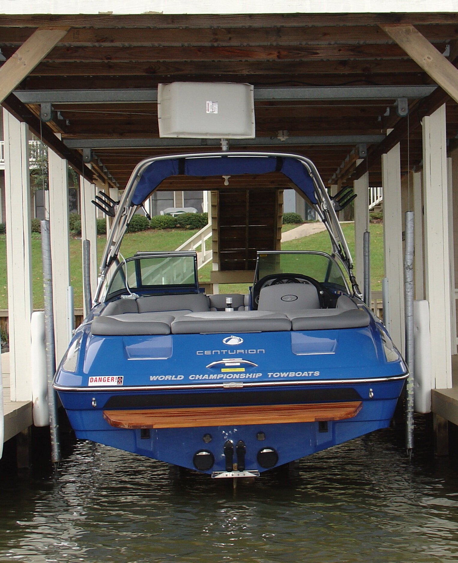boat+lift+pics+with+channel.jpg