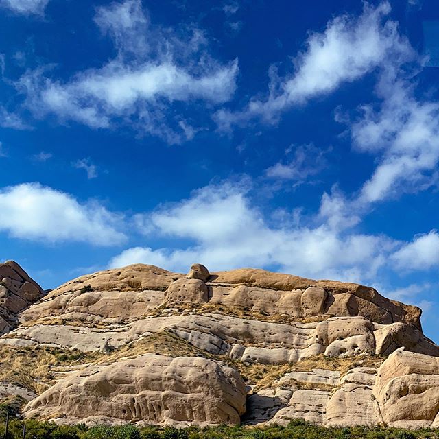 Sometimes it&rsquo;s important to get out of the city to remember that outofthecity still exists.
.
.
#roadtrip #rockformation #california #getoutside #wanderlust #donspawn