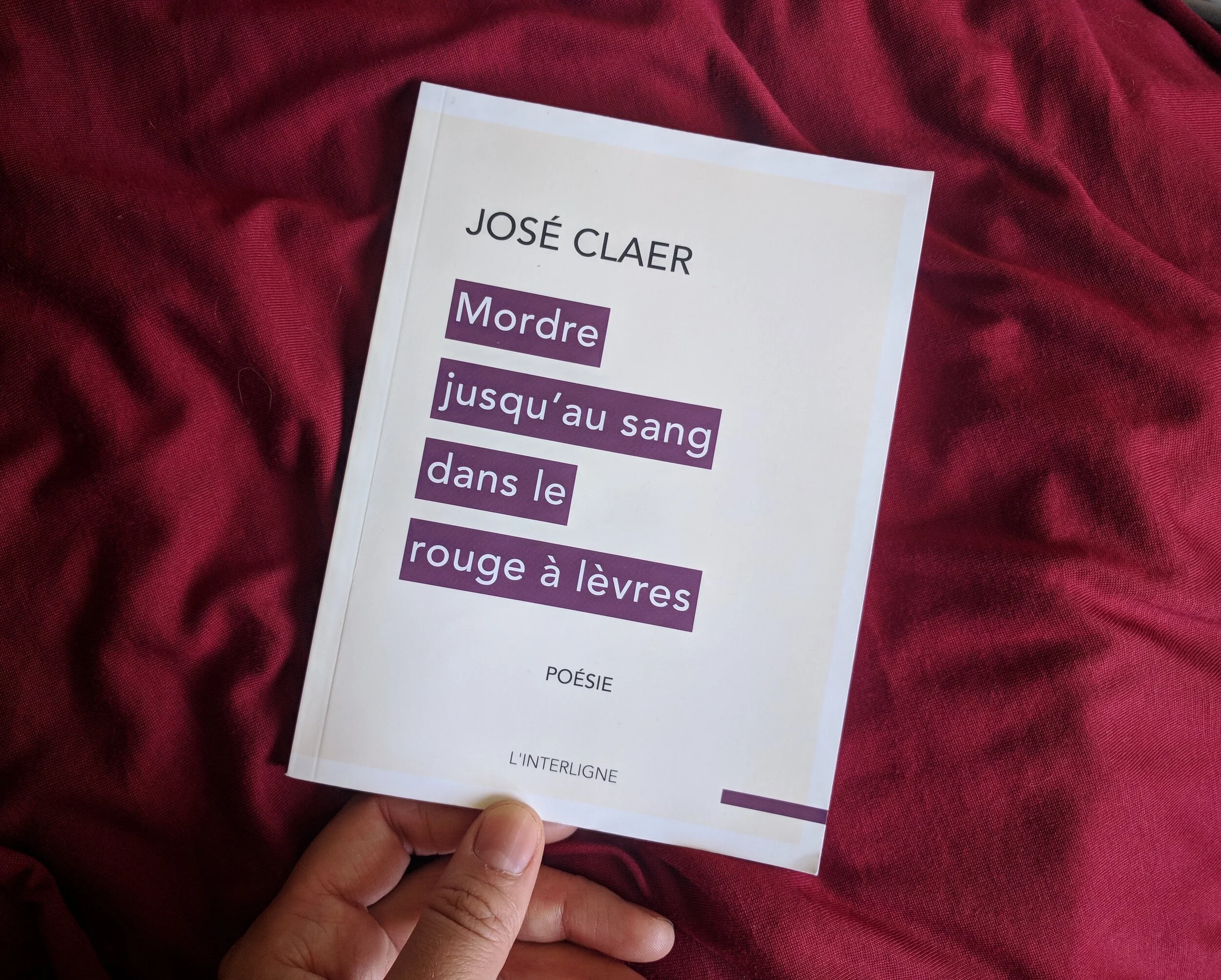 Mordre jusqu’au sang dans le rouge à lèvres de José Claer. Photo : Geneviève Lessard