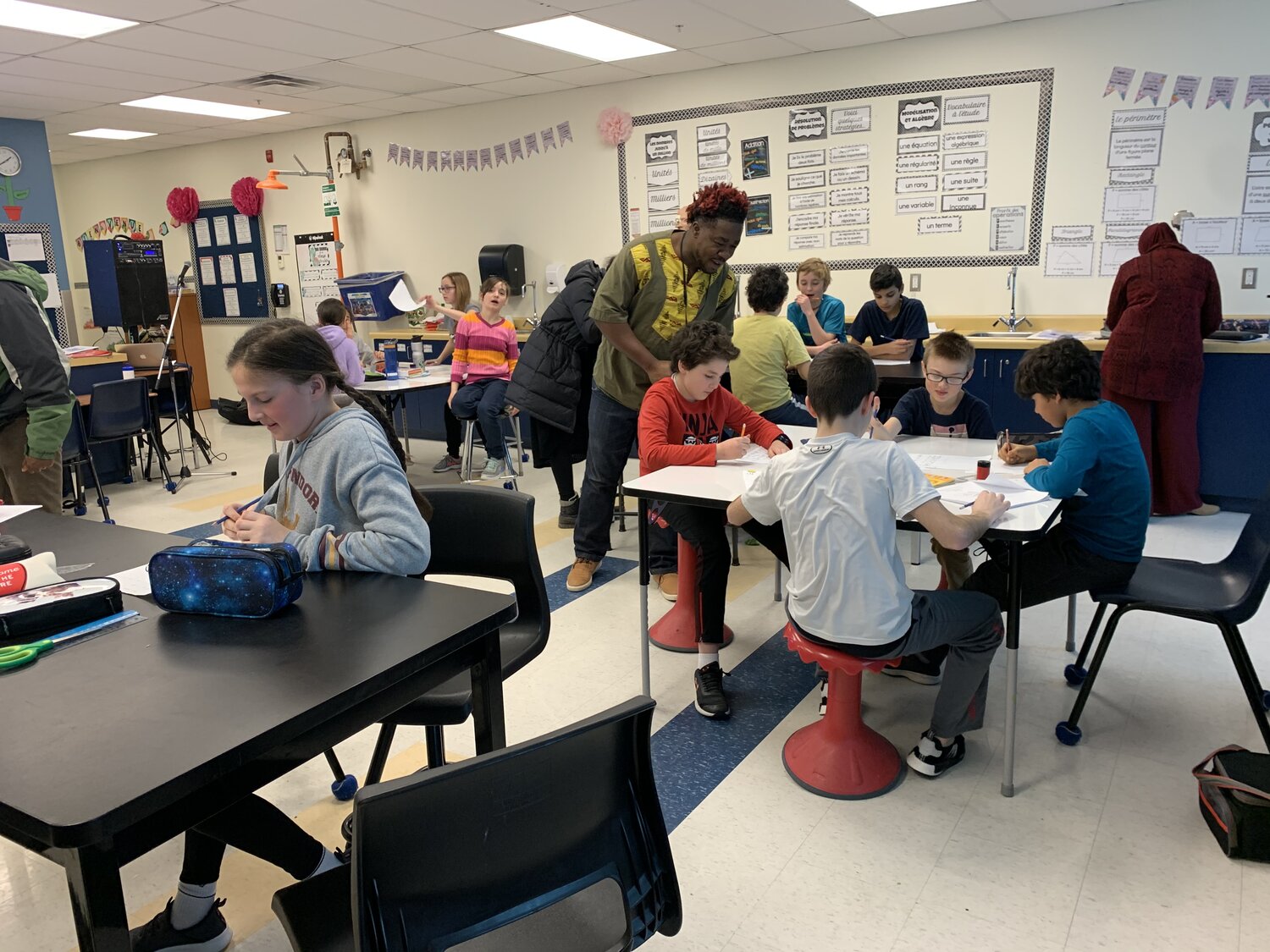 Photo prise lors d’un atelier donné dans une école par l’artiste Wise Atangana. Photo gracieuseté de MASC.