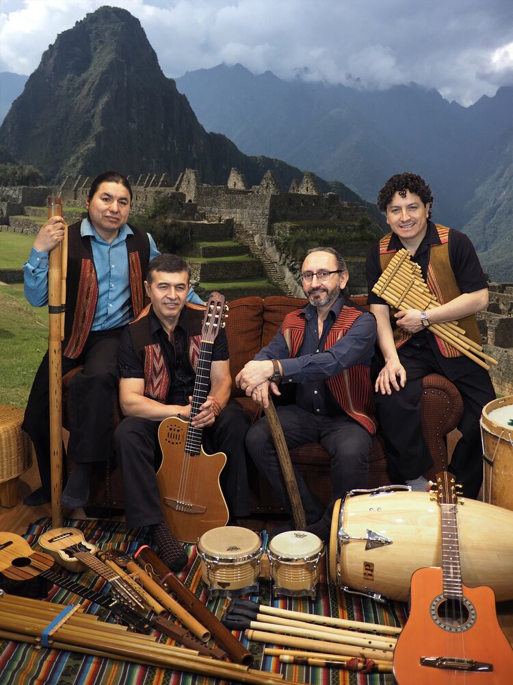Les musiciens du groupe Colores Andinos et leurs instruments. Photo gracieuseté de MASC.