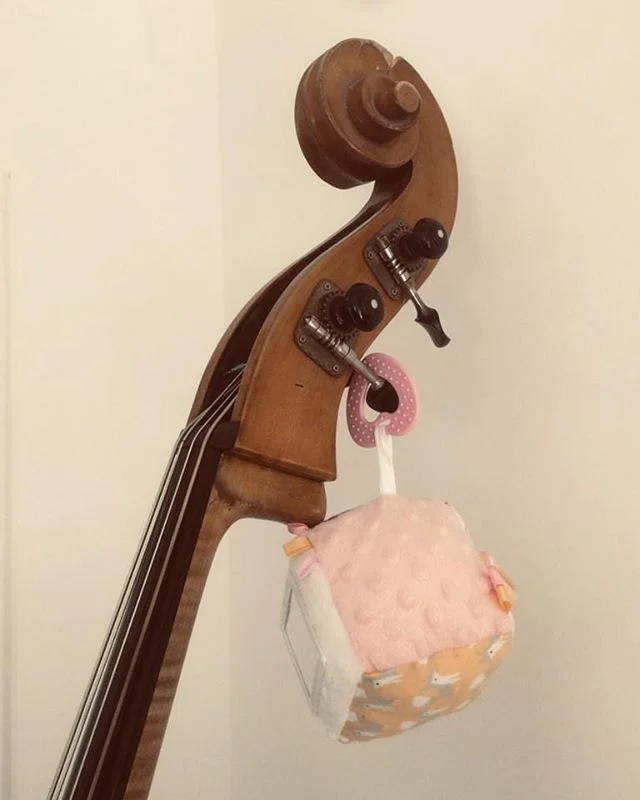 9 mois... d’attente... d’imagination... de sensations... de fusion...
Et un merveilleux jour, on devient « Papa ». Alors (comme tous les jours) : « Bonne fête » à toutes les papas!
PS: Pour ceux qui auront l'oeil, oui c'est le message de la fête des mères que j'ai re-mixé...Pourquoi? Car papa était aussi impatient que maman de rencontrer son bébé... #Fetedesperes