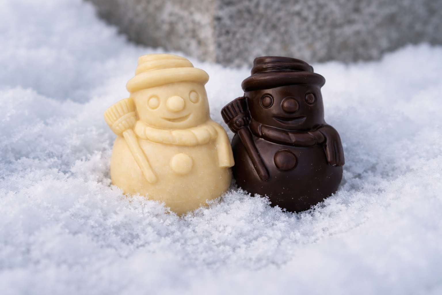 peppermint frosty and creme in snow.png