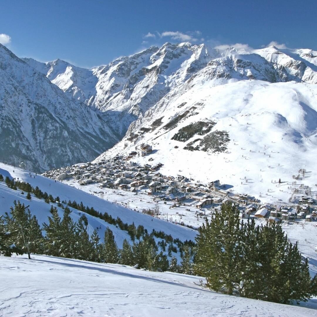With #Les2Alpes opening for the Winter season on November 27th and as Skiers and Snowboarders return to the #FrenchAlps , it is time to look at all that is new in Les Deux Alpes this year.

For more information on Les Deux Alpes and to book your next
