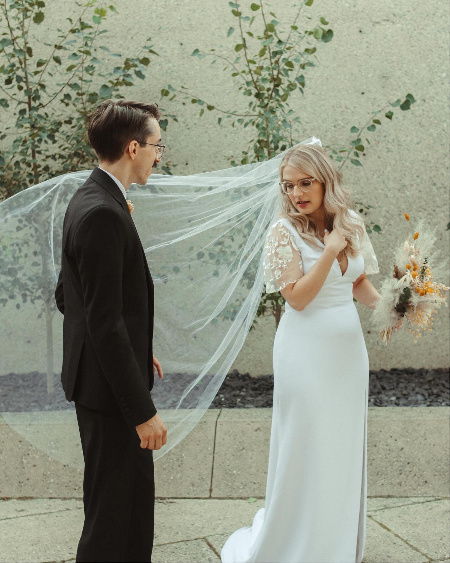 Capture Your Special Day with Timeless Elegance✨

Your love story is unique, beautiful, and deserves to be captured in the most exquisite way. If you're searching for a wedding photographer who can turn your special moments into timeless memories, yo