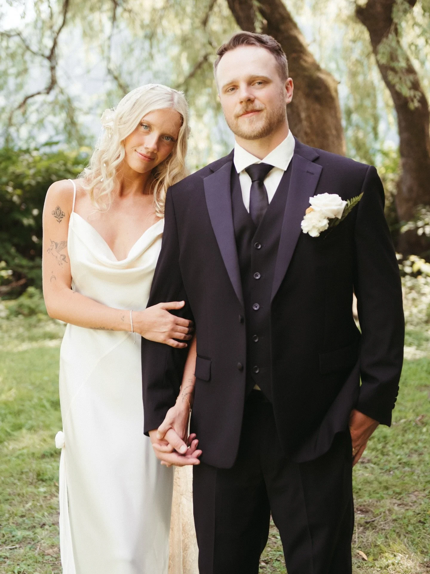 Let&rsquo;s bring back those &ldquo;grandmas fridge&rdquo; photos 🫶🏻 always love a classic shot and I feel like I don&rsquo;t post them enough!! Jesse &amp; Mack&rsquo;s lakeside wedding was a dream come true. So many more sneak peeks to come! ❣️
