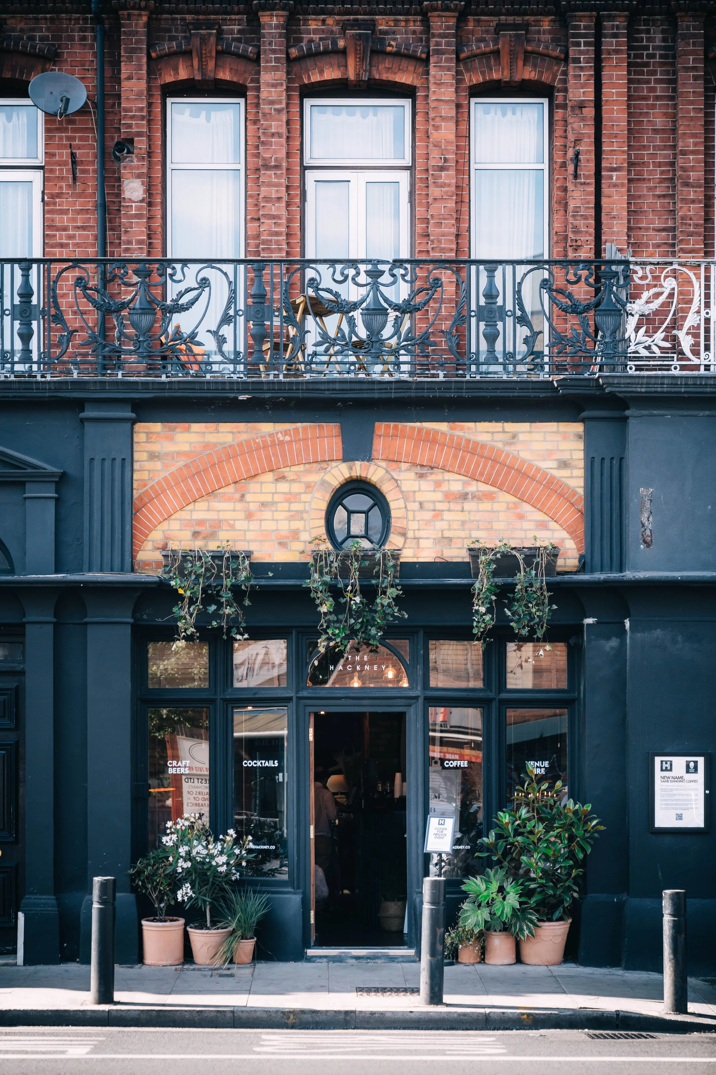 0250_Irem&Rob_Hackney Town Hall_Hackney Coffee Company_16.7.22_DSC08771.JPG