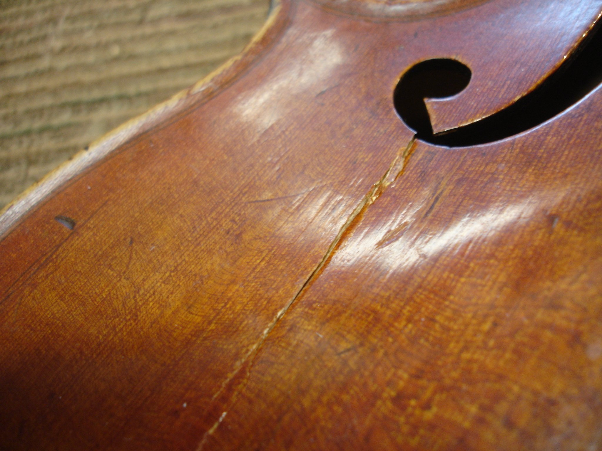 Top crack repair  in Stentor Vuillaume violin