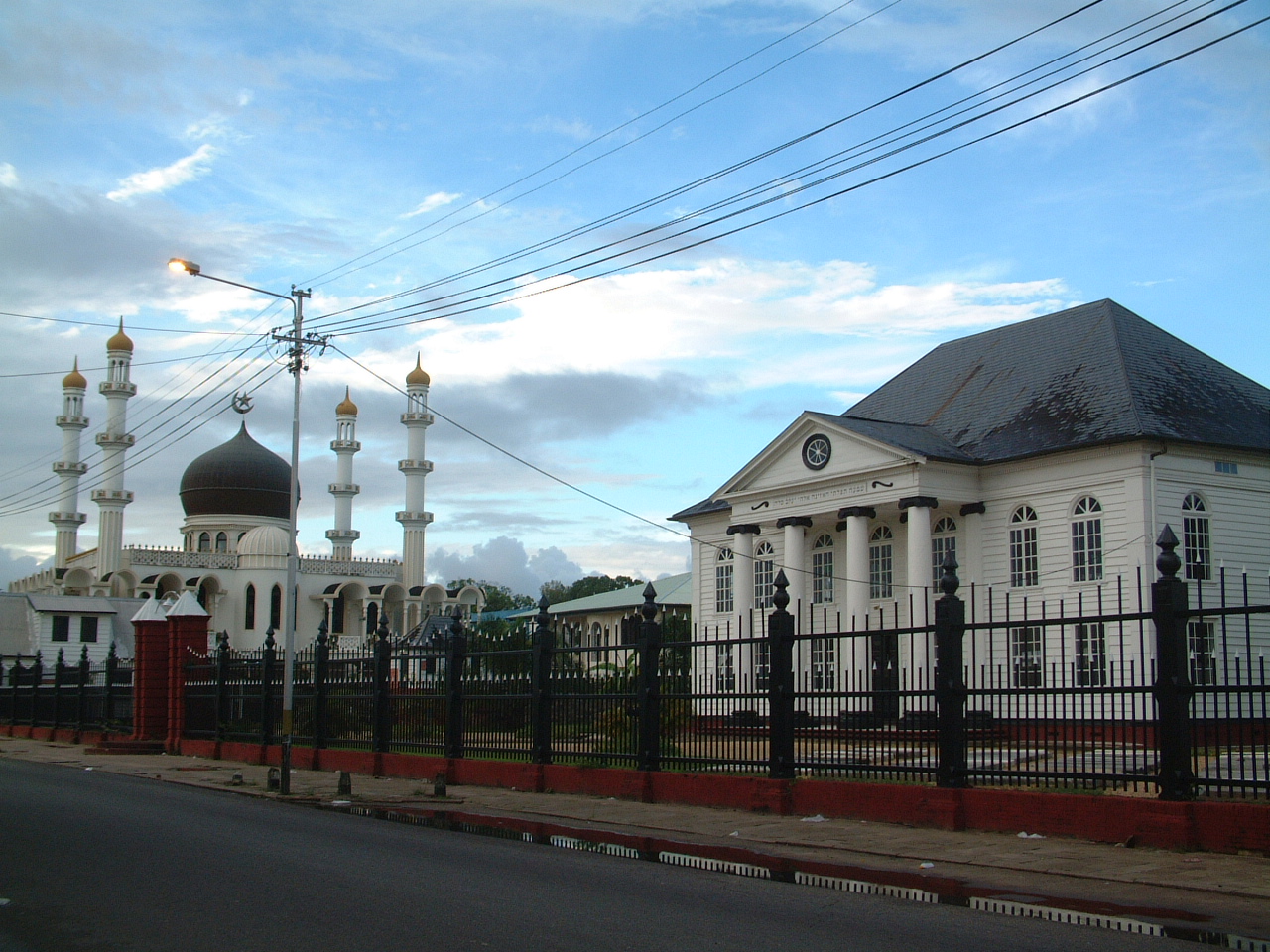 Mosque & Synagogue (Suriname).jpg