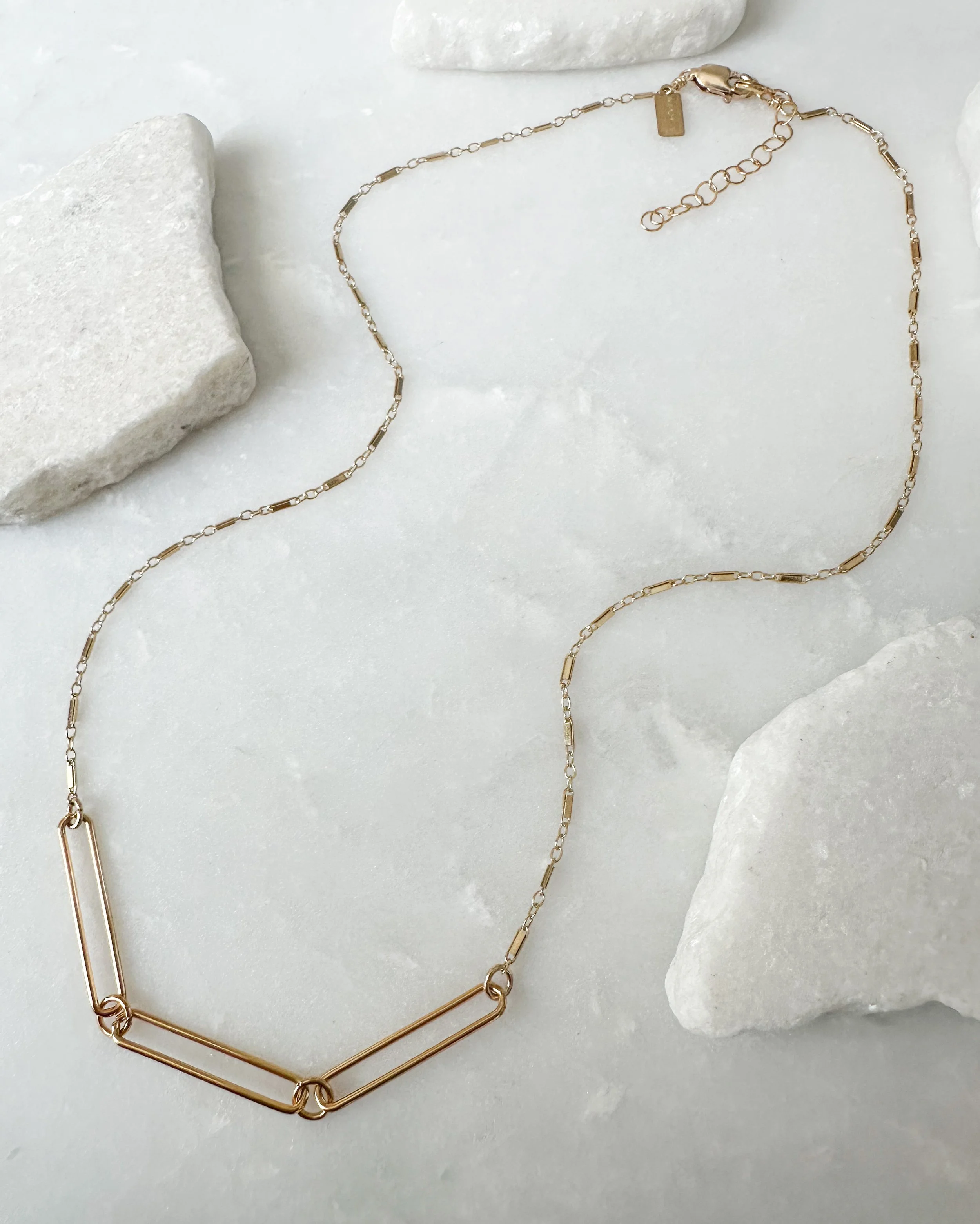 Elongated link necklace