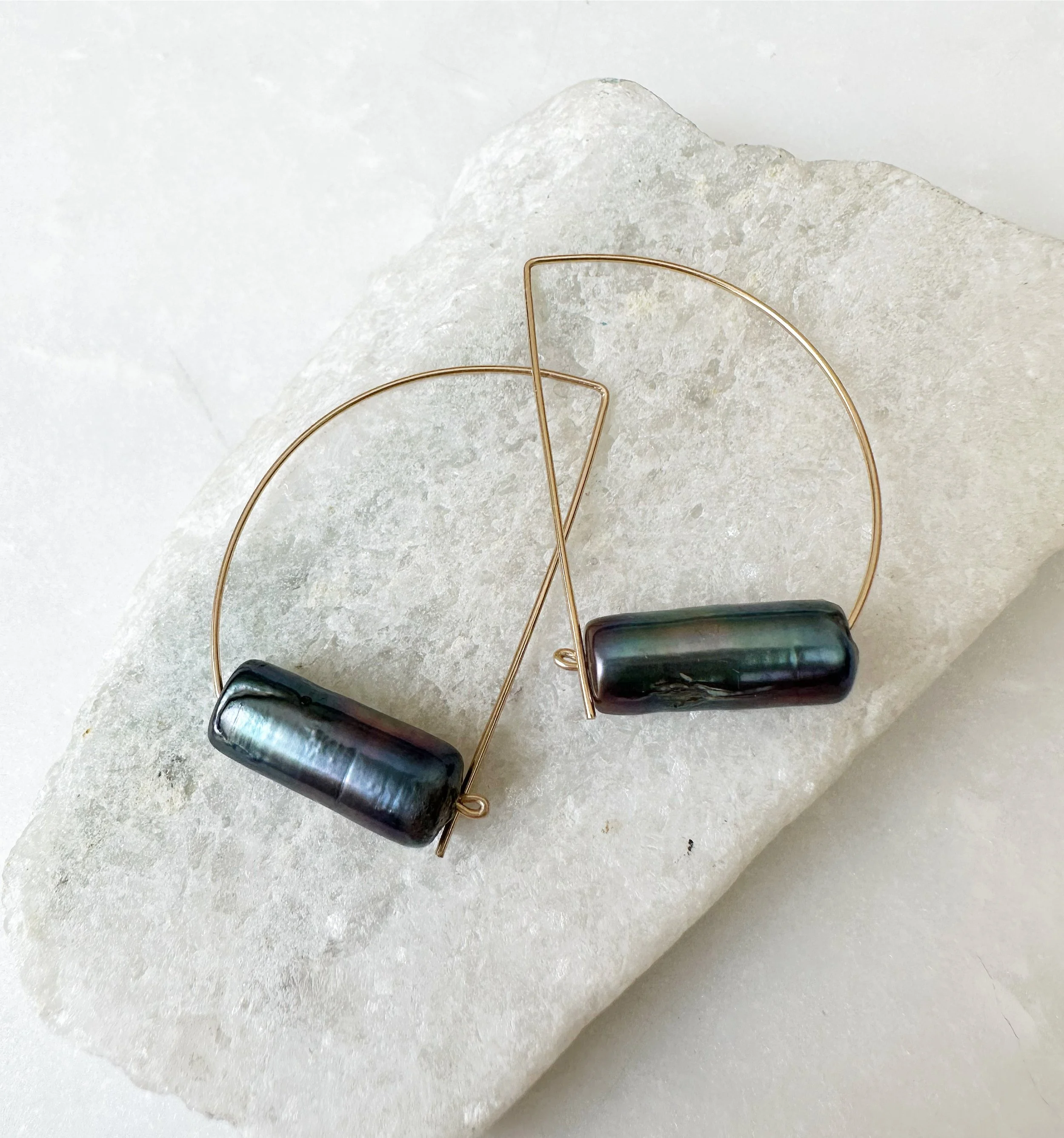 Modern pearls hoop earrings