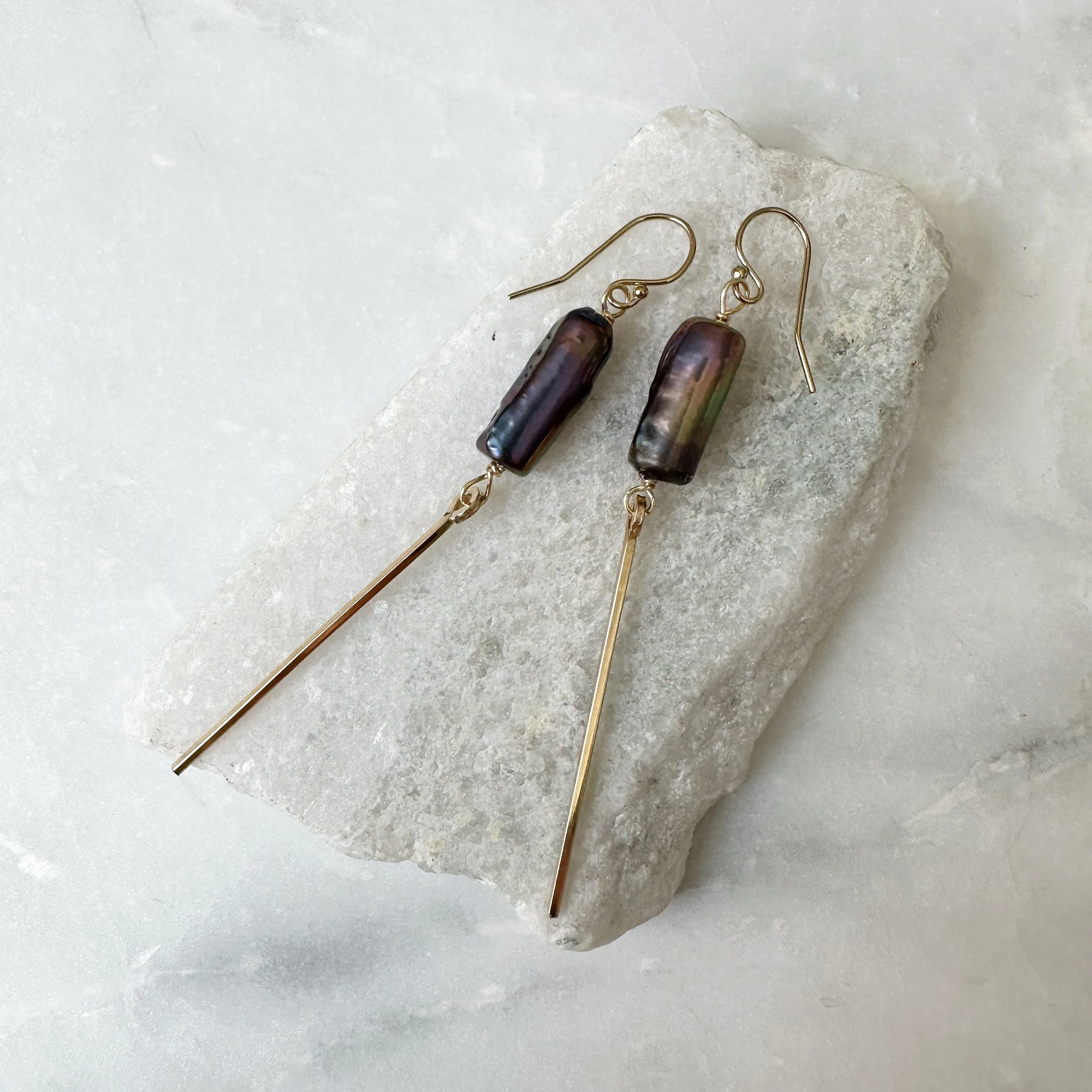 Violet pearl swing earring