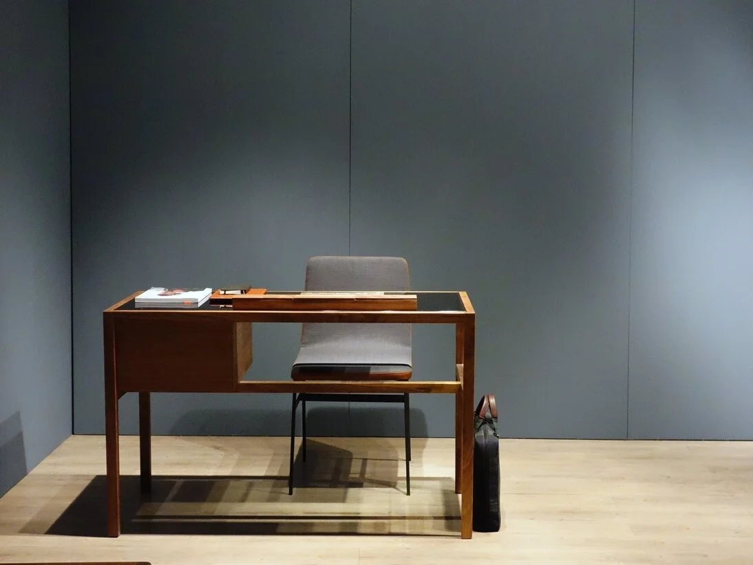 JTG-V003-N Letter-N Desk - 01.JPG