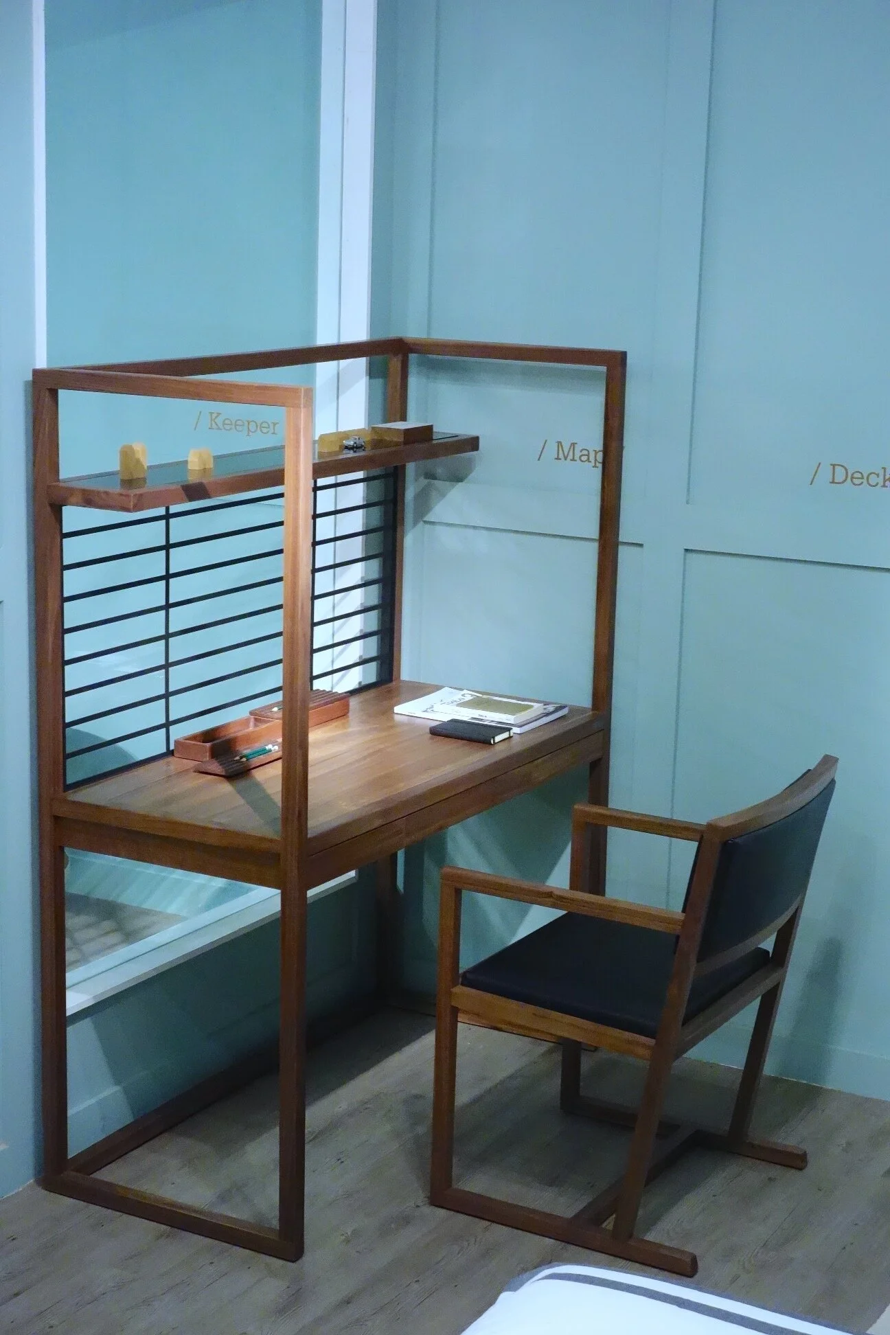 JTG-V004 Pen Desk - 05.JPG