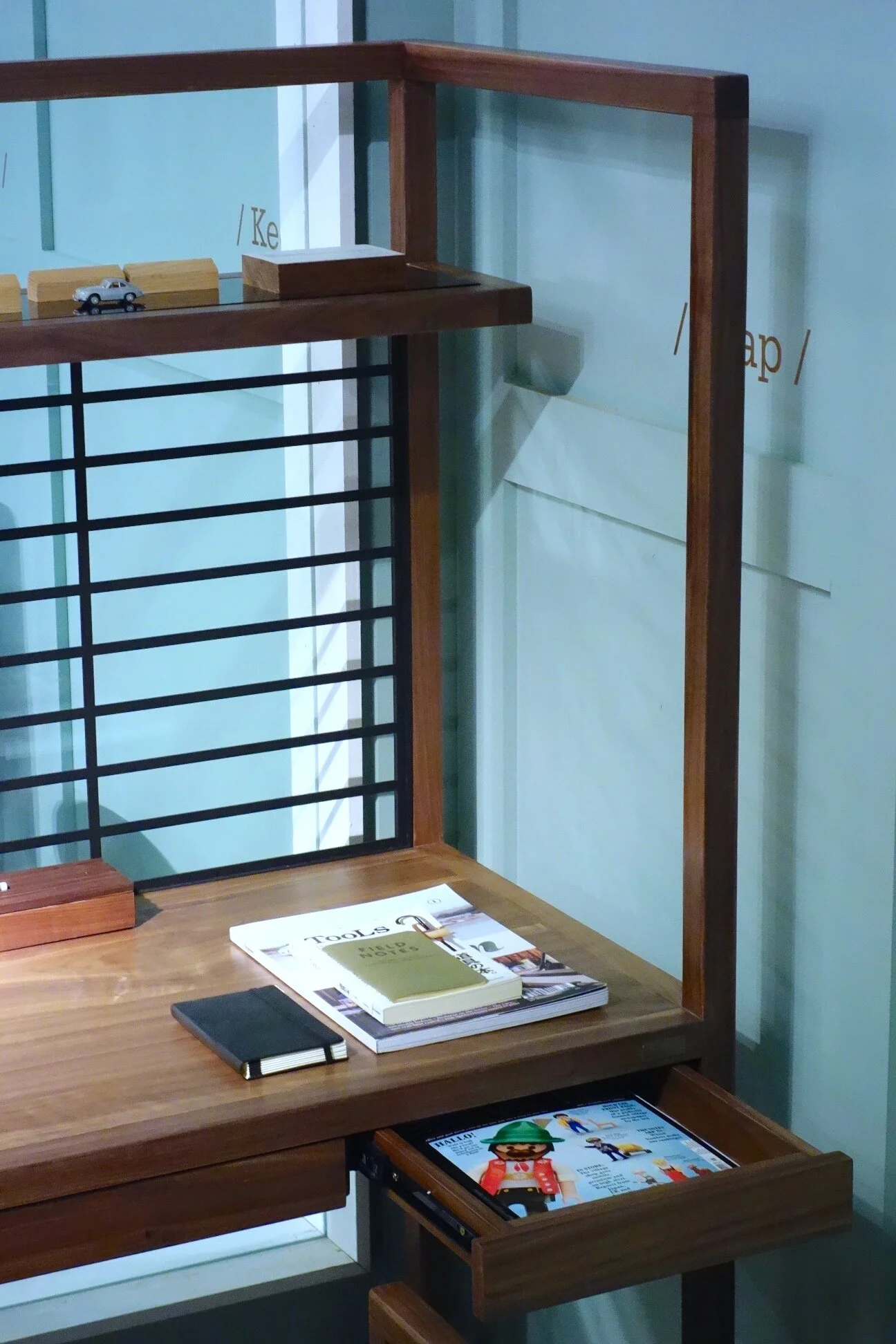 JTG-V004 Pen Desk - 03.JPG