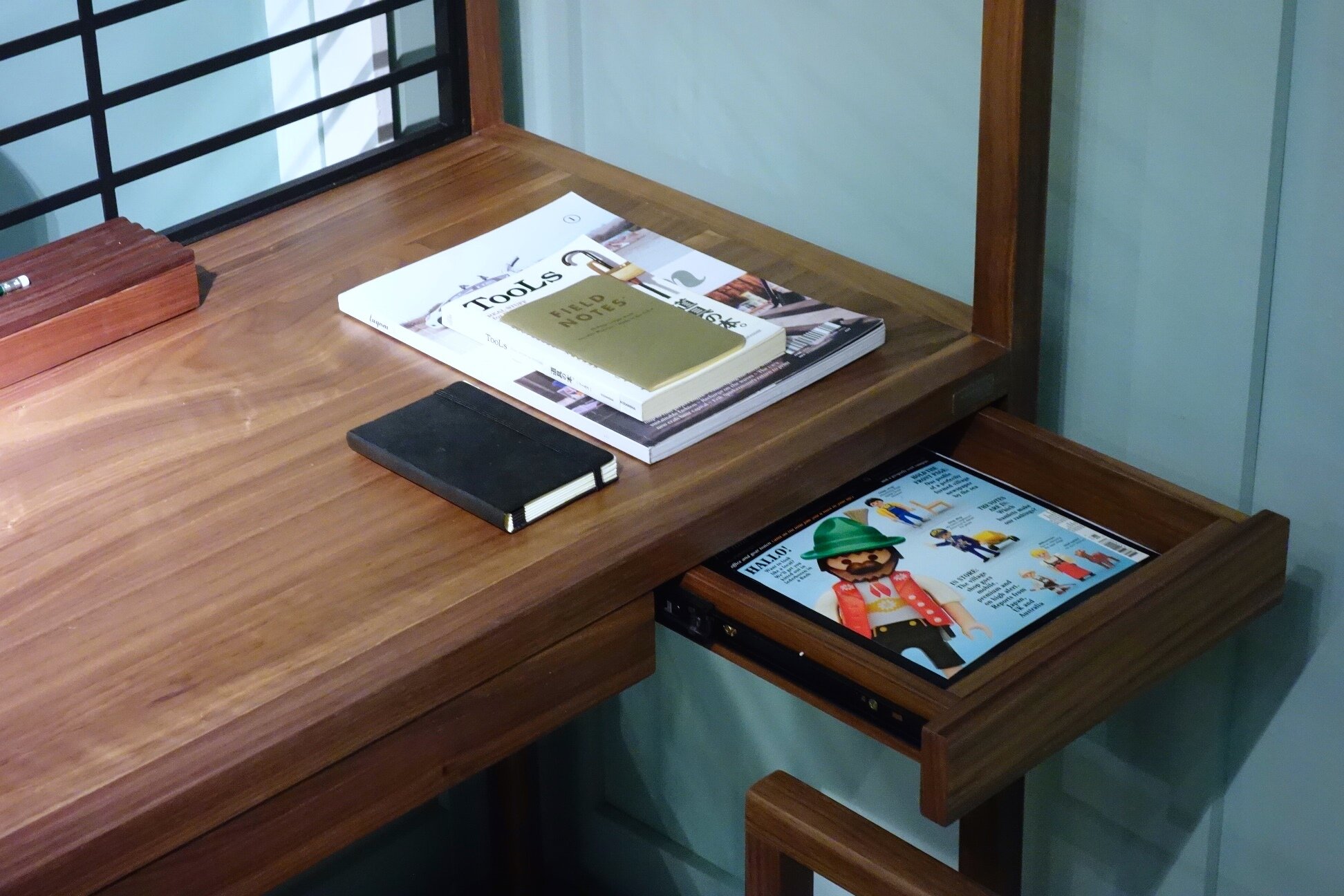 JTG-V004 Pen Desk - 04.JPG