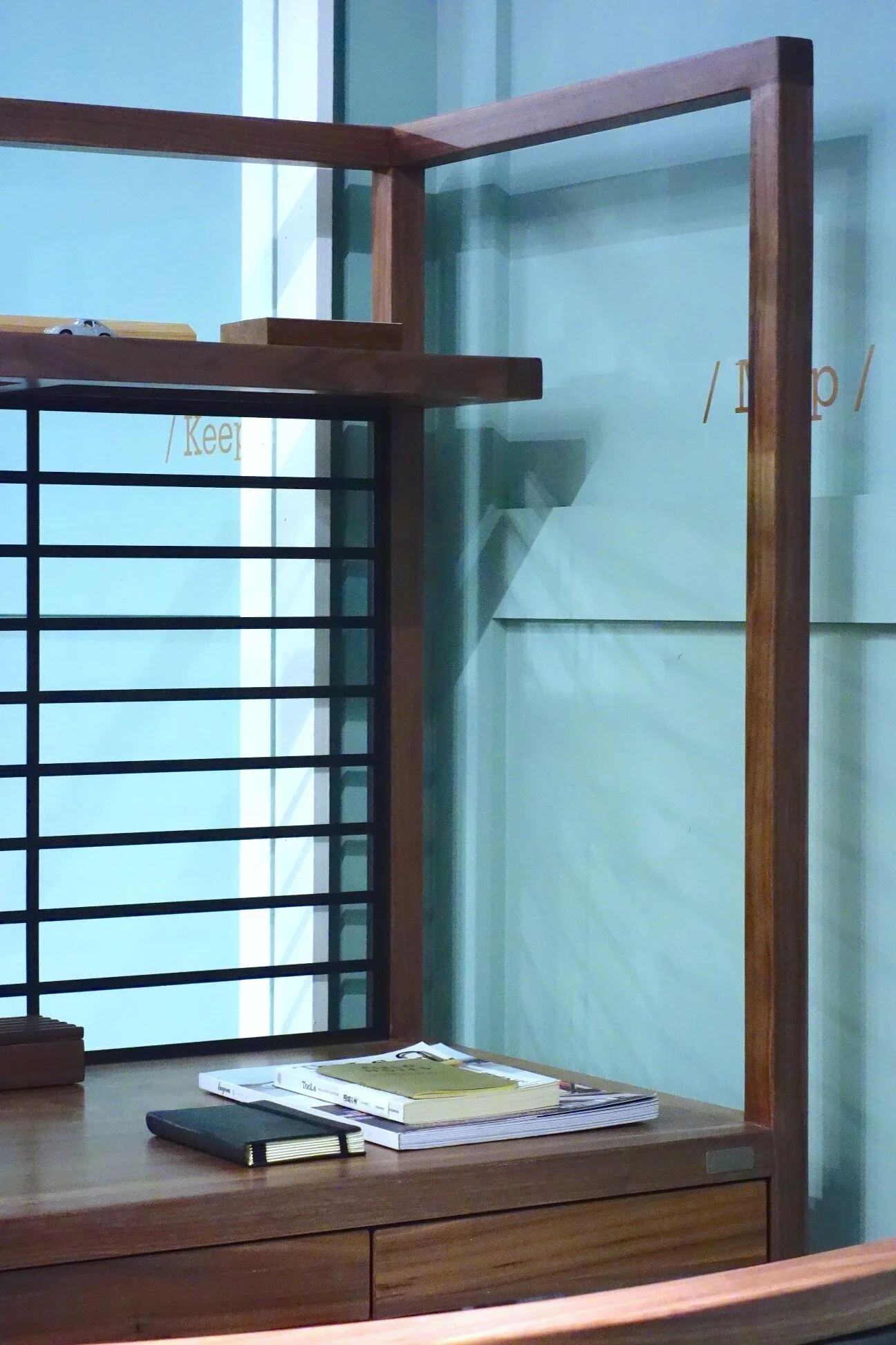 JTG-V004 Pen Desk - 02.JPG
